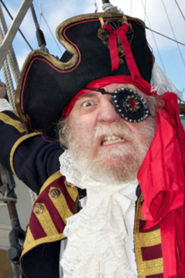 Существует версия, что пираты и другие моряки надевали повязку на глаз из чисто практических соображений. 