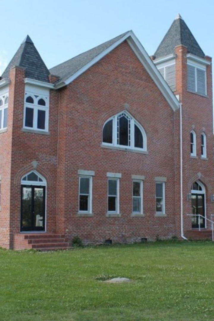 Жители деревни Суон Квортер в штате Северная Каролина в 1870-х годах решили построить новую церковь. 