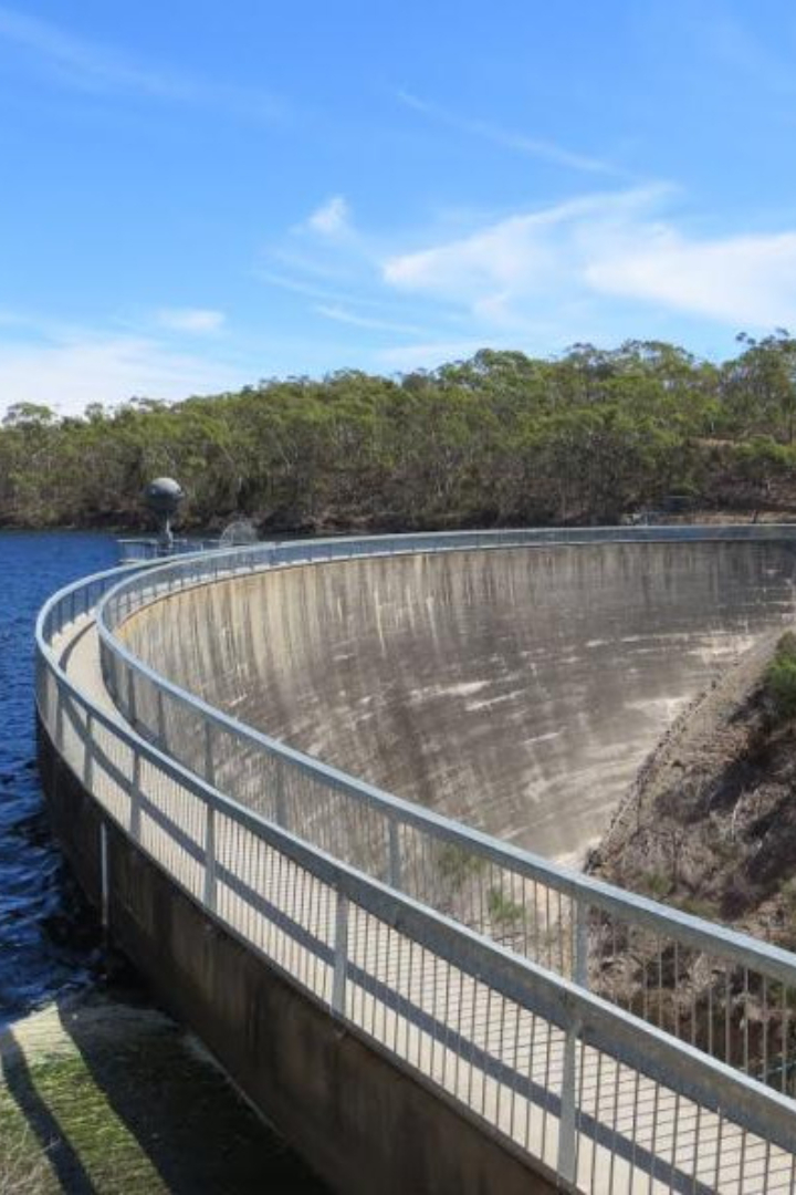 Недалеко от австралийского города Аделаида находится водохранилище Баросса, которое ограждает полукруглая плотина, построенная на рубеже 19—20 веков.