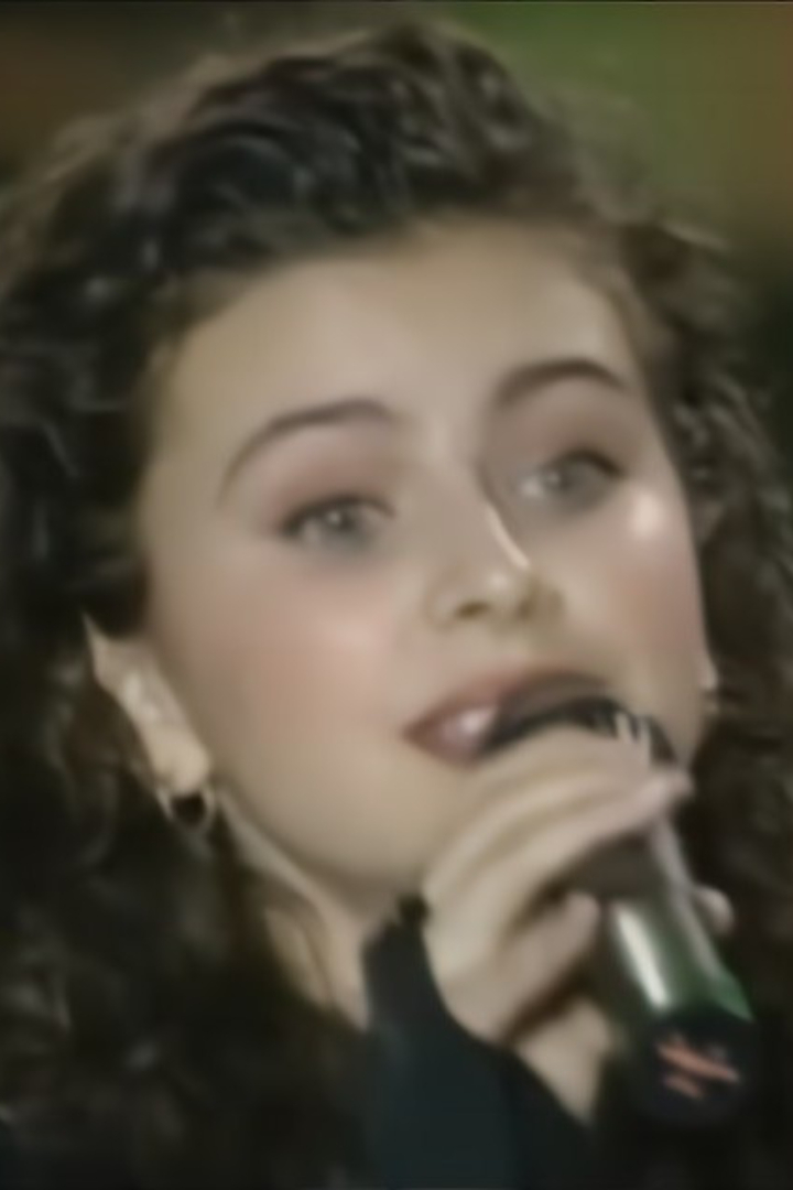 Украинская певица Каролина Куек стала известна под псевдонимом Ани Лорак благодаря съёмкам в телепрограмме «Утренняя звезда» в 1995 году.