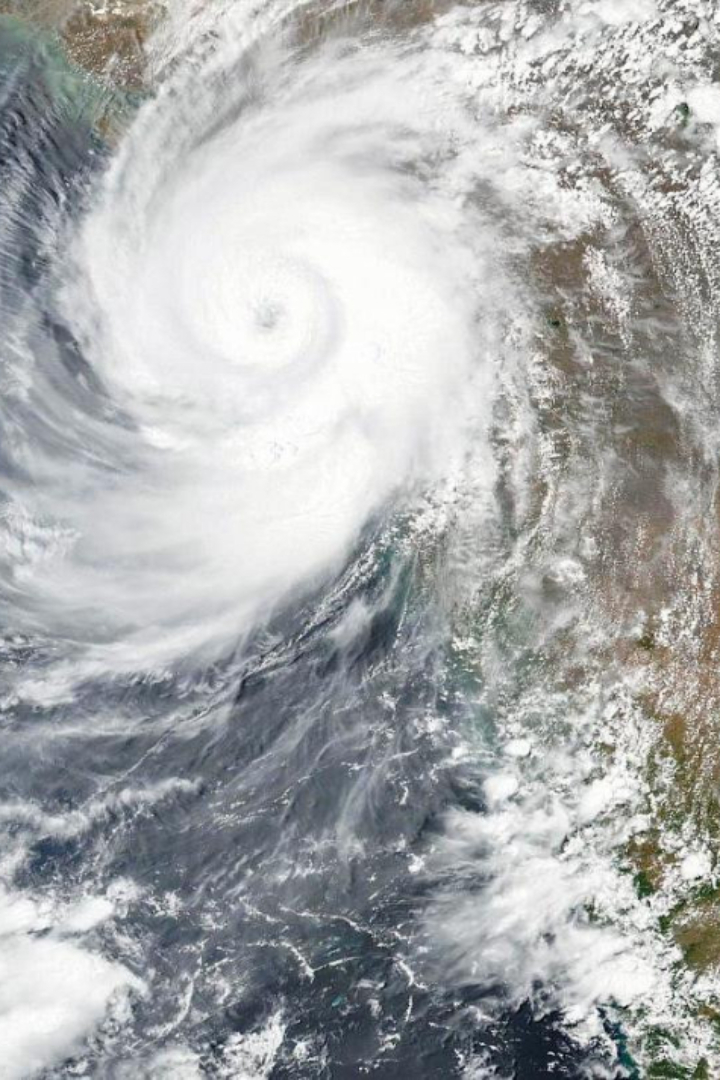 Первым именовать тропические циклоны придумал английский метеоролог Клемент Рэгг, работавший в Австралии. 