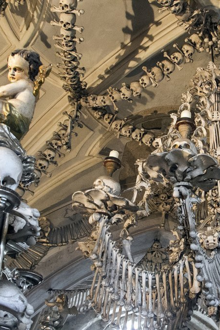 В чешском местечке Седлеце есть костёл Всех Святых, построенный на месте очень популярного в средневековье кладбища.