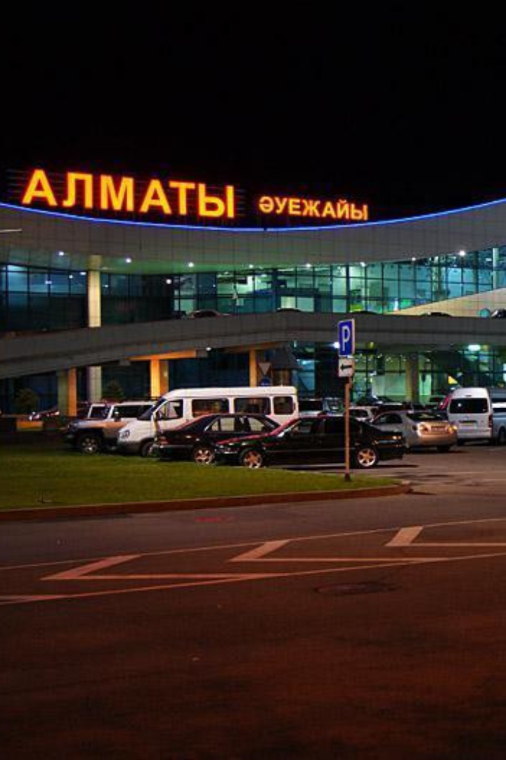 В рамках кампании по переводу инородных терминов на казахский язык слово «аэропорт» перевели как «әуежай». 