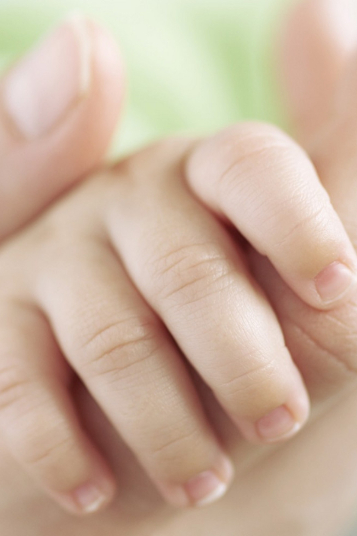 Отрезанные кончики пальцев у детей могут регенерировать сами собой, если линия отреза проходит не дальше начала ногтя.