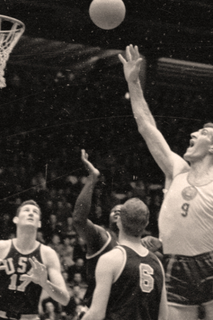 Советский баскетболист Янис Круминьш, уроженец Латвии, начал заниматься баскетболом только в 23 года.
