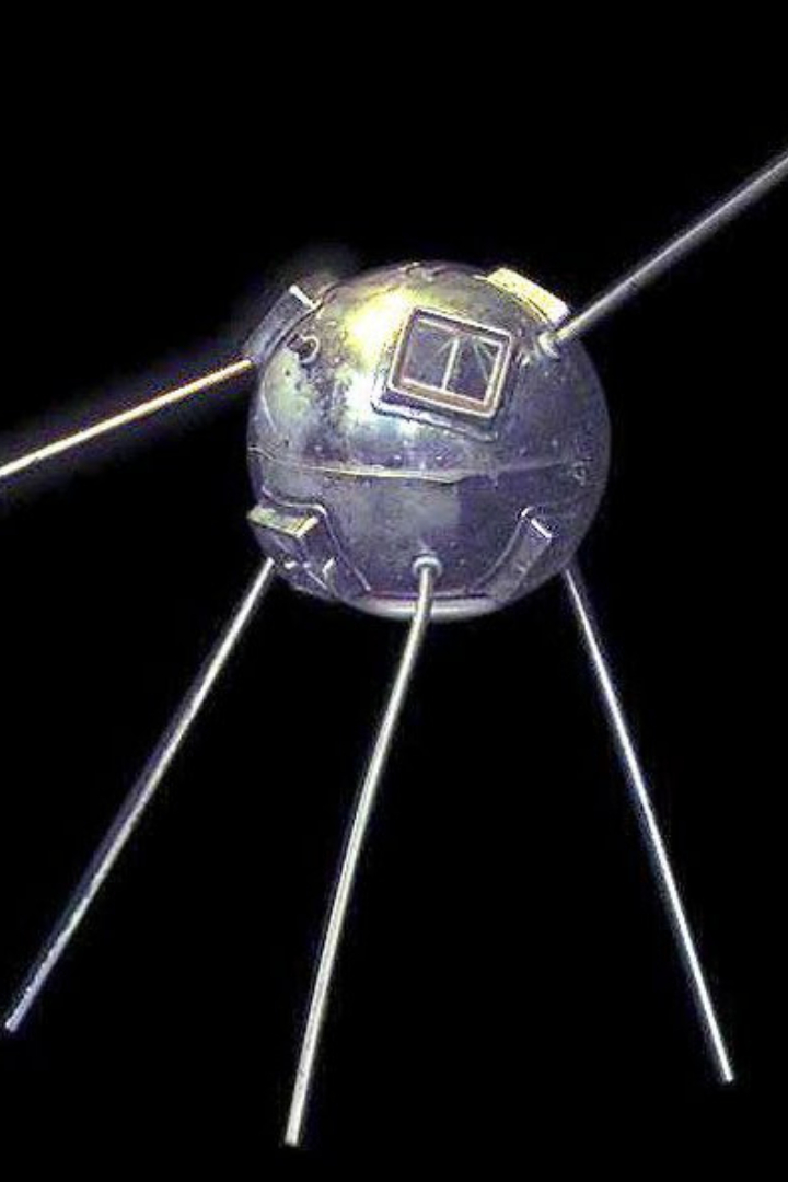 6 декабря 1957 года, через два месяца после запуска первого в истории советского спутника, американцы попытались запустить свой аппарат «Авангард TV3». 
