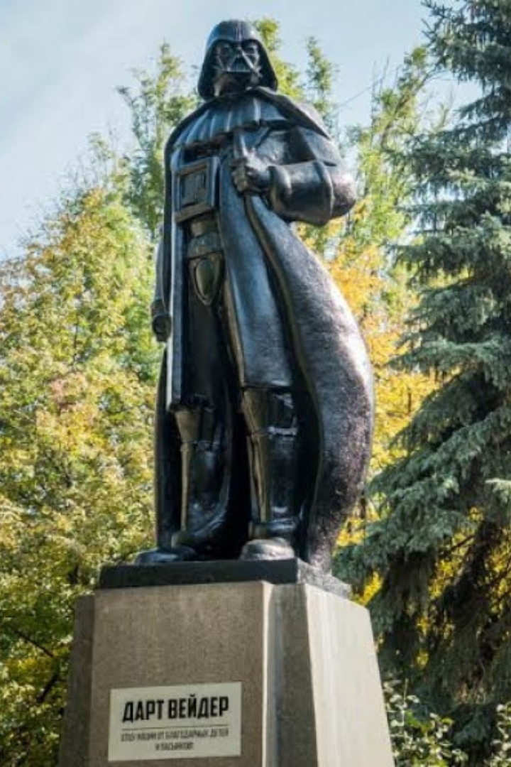 Согласно принятому закону о декоммунизации, все памятники Ленину на территории Украины должны быть снесены.