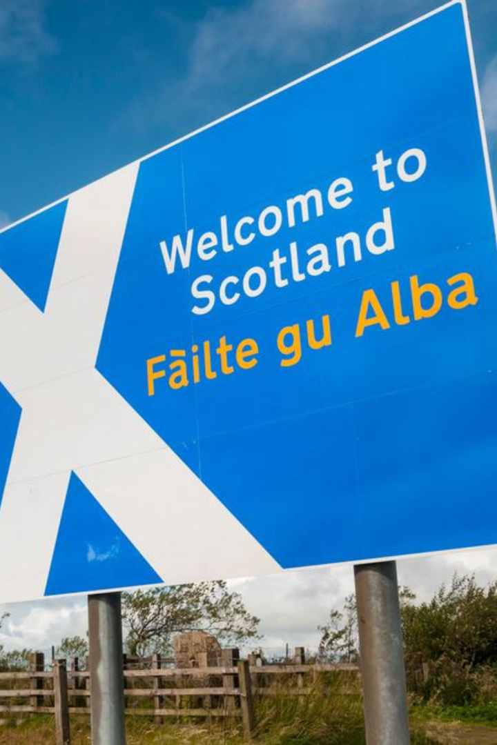 В 2007 году власти Шотландии потратили 100 тысяч фунтов на разработку нового слогана страны вместо действующего «Лучшая маленькая страна на свете». 