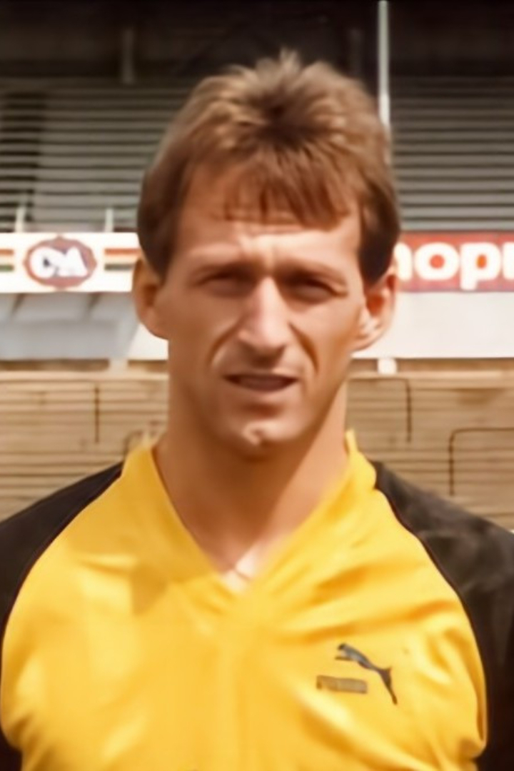 Бельгийский футболист Стан ван ден Бюйс в матче национального чемпионата между «Жерминаль Экерен» и «Андерлехтом» сезона 1995—96 забил сразу 3 автогола, что является рекордом.