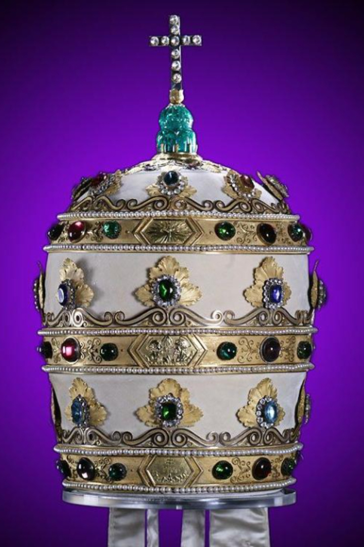 Через несколько месяцев после своей коронации Наполеон подарил благословившему его папе римскому Пию VII тиару, обильно украшенную рубинами, сапфирами, изумрудами и бриллиантами.