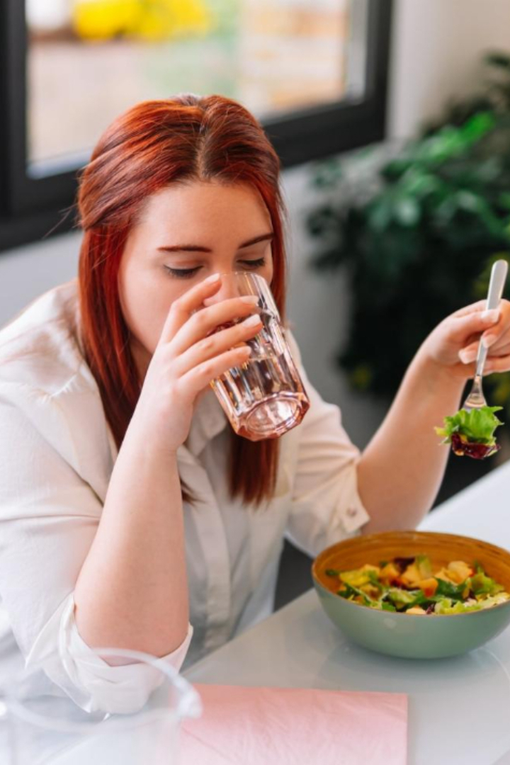Некоторые диетологи утверждают, что нельзя запивать еду, ведь это плохо сказывается на пищеварении.