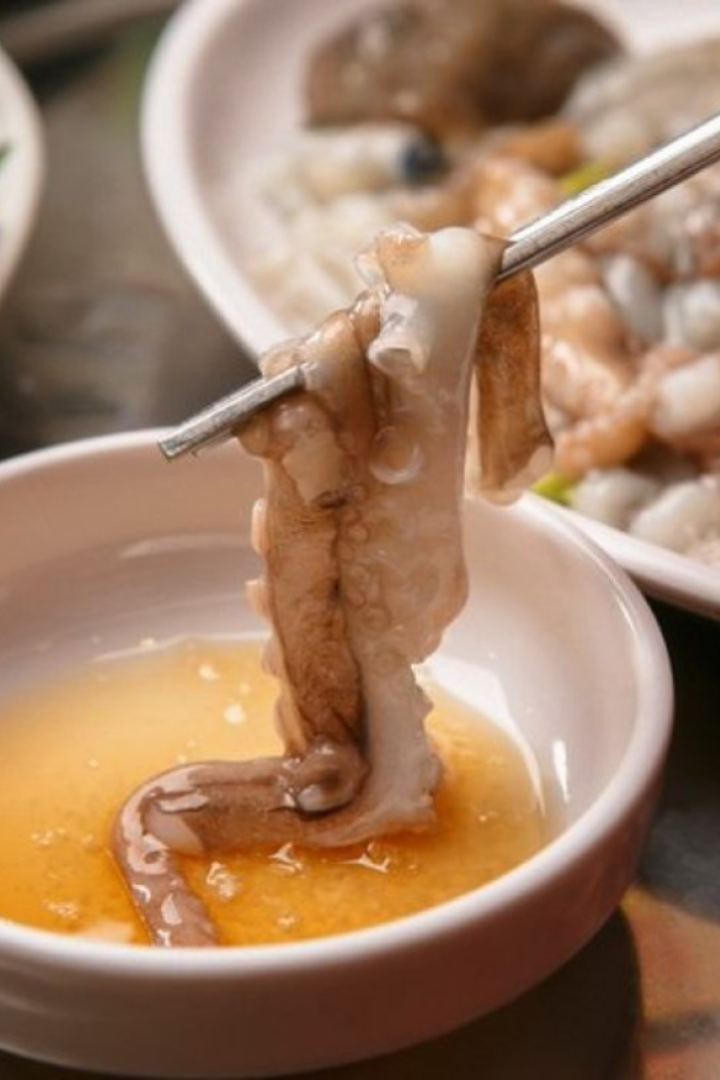 Блюдо корейской кухни саннакчи готовится из порезанного живого осьминога, приправленного кунжутным маслом.