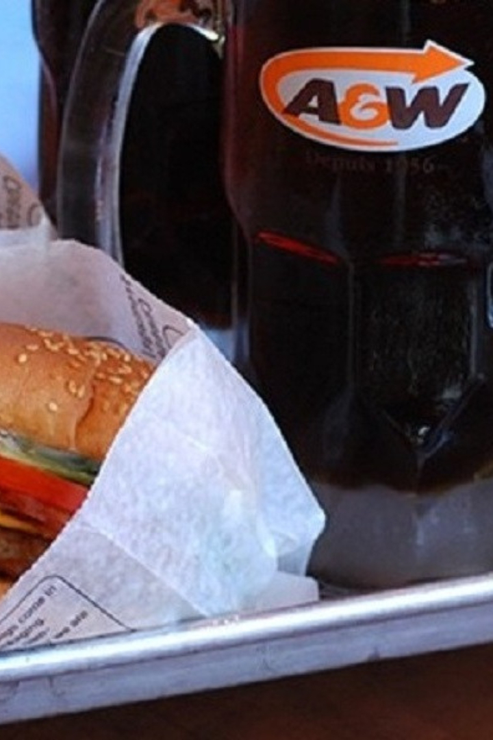В начале 1980-х годов сеть ресторанов быстрого питания A&W запустила масштабную рекламную кампанию своего гамбургера. 