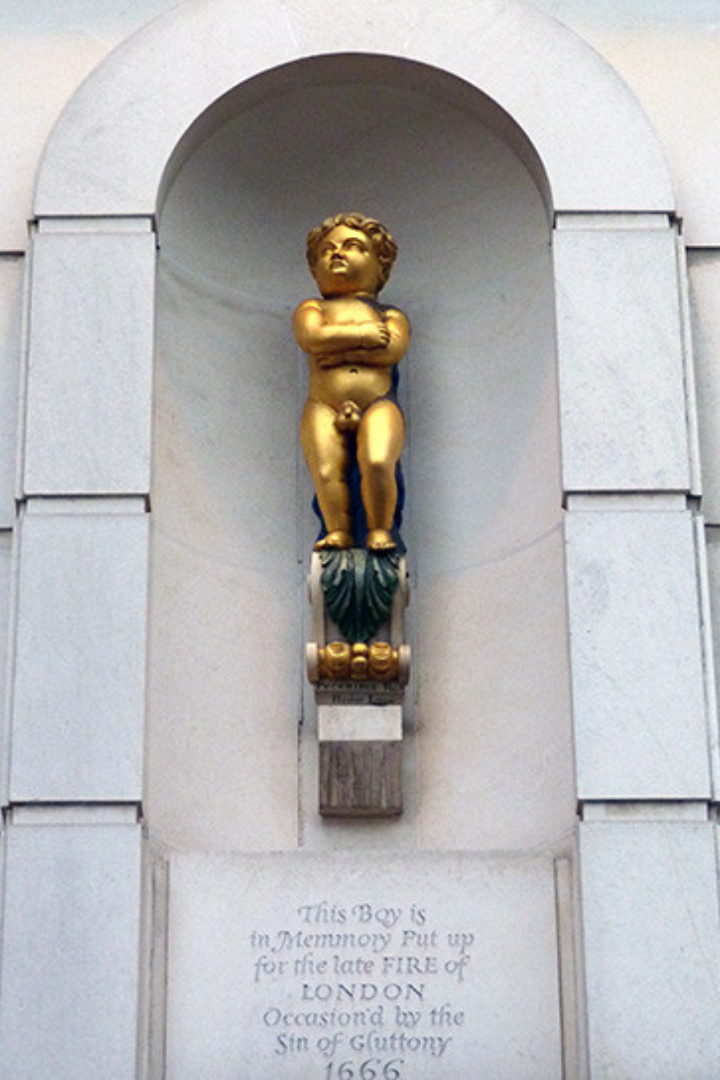 В Лондоне на углу Глитспур-стрит и Кок-лейн есть небольшой памятник «Золотой мальчик на Пай-корнер».