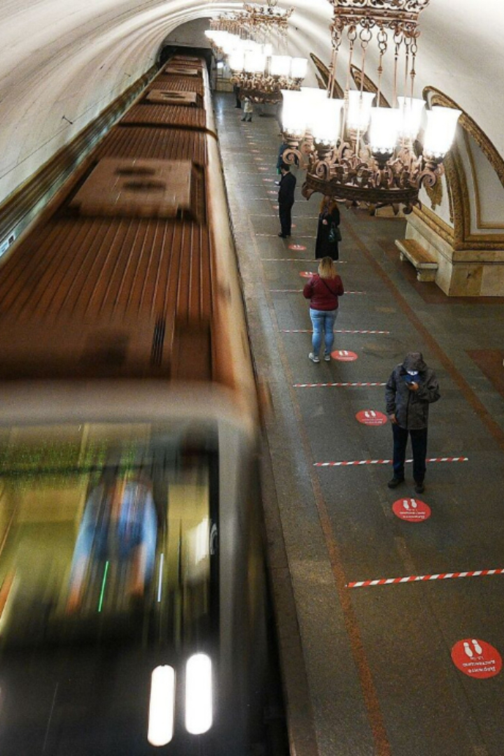 Очень многие пассажиры московского метро не обращают внимания на тот факт, что одну половину станций метро объявляют дикторы мужского пола, а вторую половину – дикторы женского пола.