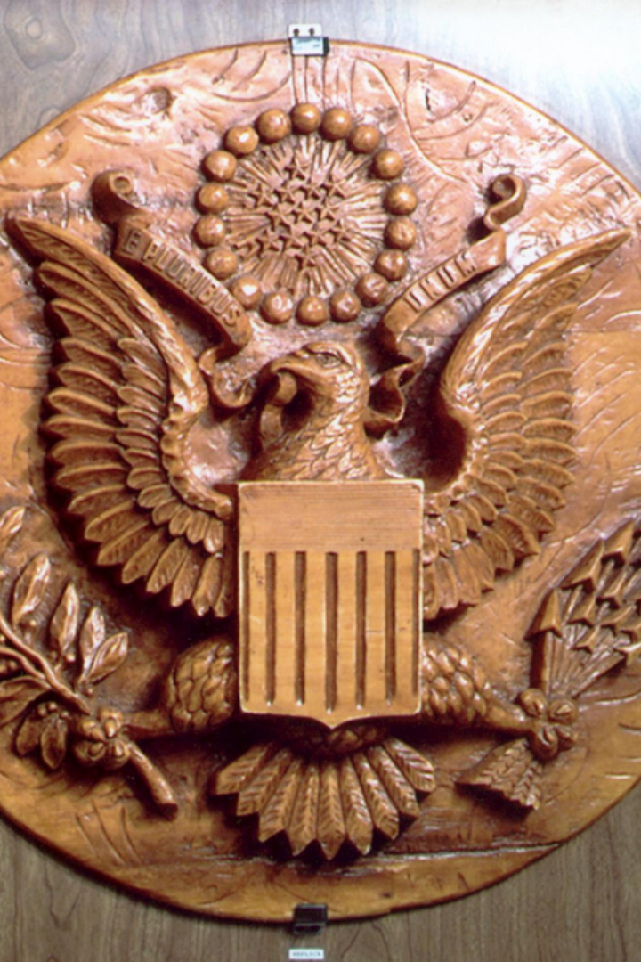 В 1945 году советские школьники подарили американскому послу деревянное панно из ценных пород дерева с изображением герба США. 