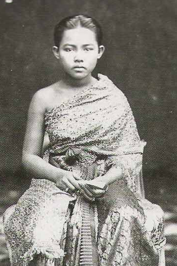 Одна из жён тайского короля Рамы V Сунандха Кумариратана погибла в 19 лет вместе с маленькой дочерью из-за того, что перевернулась лодка, в которой они плыли.