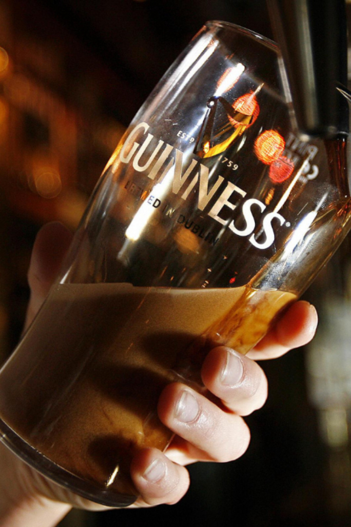 В пиве Guinness хорошо видно, как пузырьки спускаются по стенкам бокала вниз вместо того, чтобы подниматься вверх. 