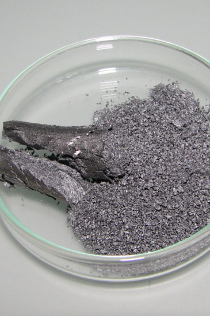 При комнатной температуре олово — это серебристо-белый металл, но при опускании температуры до 13,2 °C и ниже начинается его переход в другое фазовое состояние — так называемое серое олово в виде порошка. 