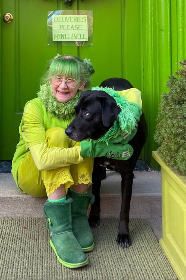 Прославилась 81-летняя женщина своей необъяснимой любовью к зеленому цвету, который окружает ее буквально повсюду.
